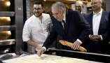 François Bayrou prépare une baguette de pain lors du Salon de l'agriculture, le 26 février 2025. Julien de Rosa / AFP