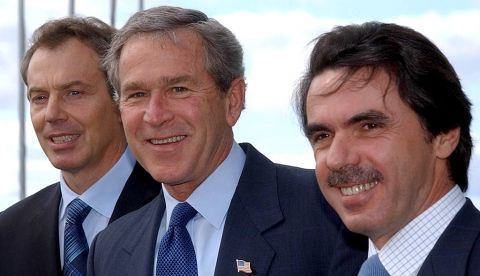 Blair, Bush y Aznar (el trío de las Azores) posan para los medios de comunicación en la Cumbre de las Azores, 2003.