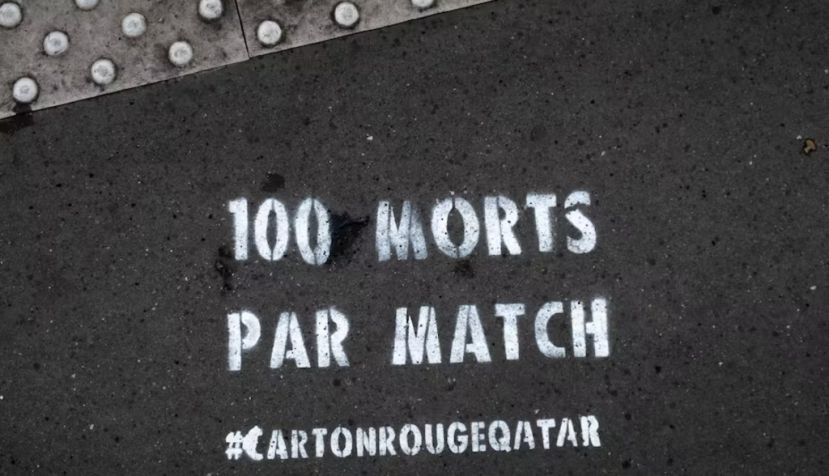 Graffiti sur un trottoir parisien, le 14 septembre 2022, contre la coupe du monde au Qatar. Joel Saget/AFP