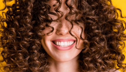 El arte (y la química) de un buen rizo: así funcionan los enlaces de hidrógeno del cabello