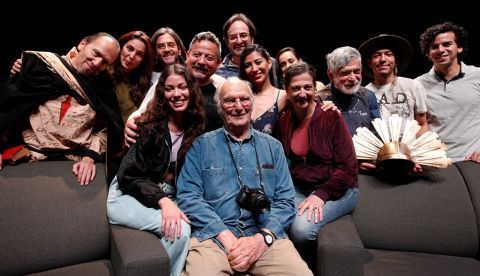 El cineasta, fotógrafo y escritor español Carlos Saura Atarés (c) posa para Efe este lunes durante una conferencia de prensa para dar a conocer el estreno de su obra El gran teatro del mundo, en Guadalajara (México). EFE/ Francisco Guasco