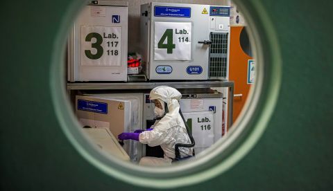 Un trabajador en el laboratorio de alta seguridad en el Centro Nacional de Biotecnología en Madrid. EFE/ Emilio Naranjo/Archivo
