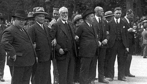 SEGUNDA REPÚBLICA. 1º MAYO: Madrid, 1-5-1931.- El alcalde de Madrid, Pedro Rico, de Acción Republicana; el ministro de Trabajo y Previsión Social, Francisco Largo Caballero, del PSOE; el filósofo y diputado independiente, Miguel de Unamuno; el ministro de Hacienda, Indalecio Prieto, del PSOE; y Mellie Staal, representante de la Organización Internacional del Trabajo (OIT) en Ginebra (de izda a dcha), durante la manifestación del Primero de Mayo, primera que se celebra oficialmente en España. EFE/jgb