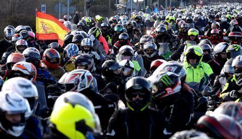 Motoristas en el tradicional desfile que cada año se celebra en la concentración invernal de motos Pingüinos en Valladolid. EFE/Nacho Gallego/Archivo
