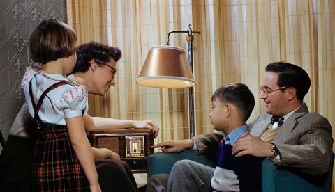 La radio, una ventana cultural y un bálsamo para solitarios e insomnes