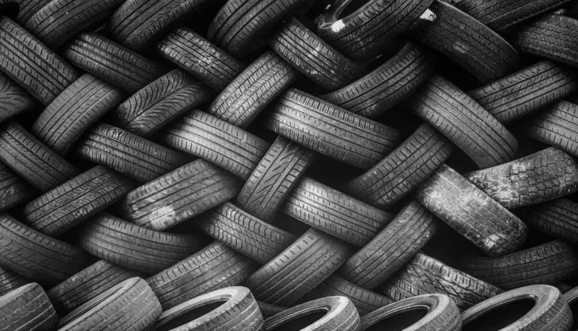 En France, les pneus usagés représentant plus centaines de milliers de tonnes de déchets par an — alors qu’ils ne sont qu’une partie des déchets en caoutchouc que nous produisons. Imthaz Ahamed, Unsplash, CC BY