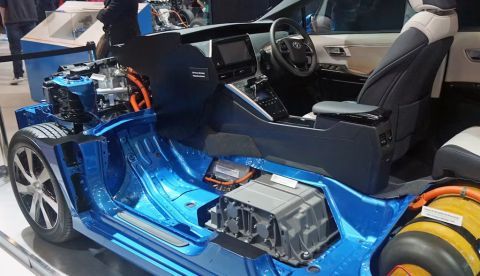La pila de hidrógeno del Toyota Mirai (izquierda) y el depósito SAO de alta presión (derecha). Mario Roberto Durán Ortiz, CC BY-SA