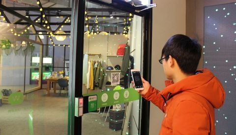 Tienda del gigante tecnológico chino Tencent ubicada en un centro comercial de la ciudad china de Shanghái, se llama We Life, un establecimiento sin cajeros con el que quiere ampliar su presencia en tiendas físicas y apostar por esta nueva forma de consumo. EFE