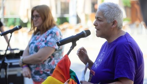La presidenta de la Federación Estatal de Lesbianas, Gais, Trans y Bisexuales (FELGTB), Uge Sangil durante la rueda de prensa celebrada en la Plaza Pedro Zerolo de Madrid esta sábado para celebra un Orgullo, marcado por la pandemia del Covid-19, y profundizar en las discriminaciones que sufren las mujeres lesbianas, trans y bisexuales . EFE/Fernando Alvarado