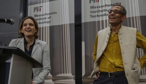 Los Nobel Esther Duflo y Abhijt Banerjee en una imagen de archivo.
