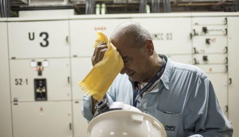 Imagen de un trabajador secándose el sudor. EFE/Archivo 	   