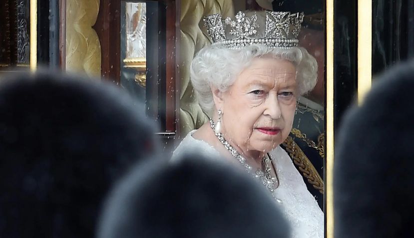 La familiar figura de Isabel II y su anciano sucesor