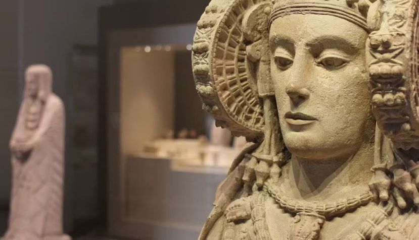  En primer plano, la Dama de Elche, con la Gran Dama Oferente al fondo, ambas expuestas en el Museo Arqueológico Nacional. VIATOR IMPERI from HISPANIA/Wikimedia Commons, CC BY-SA