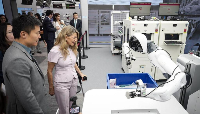 La vicepresidenta segunda del Gobierno y ministra de Trabajo y Economía Social, Yolanda Díaz, en la empresa de robótica e inteligencia artificial AgiBot. / © lamoncloa.gob.es. Ministerio de la Presidencia.