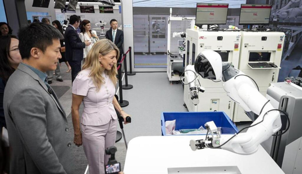 La vicepresidenta segunda del Gobierno y ministra de Trabajo y Economía Social, Yolanda Díaz, en la empresa de robótica e inteligencia artificial AgiBot. / © lamoncloa.gob.es. Ministerio de la Presidencia.