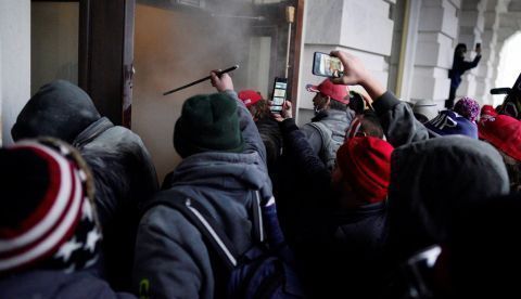 Seguidores de Donald Trump irrumpen durante unas protestas en el Capitolio de los Estados Unidos, el 6 de enero de 2021, en Washington (Estados Unidos).