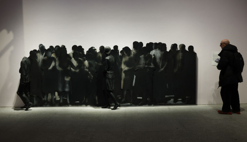 Vista de la obra 'Escena urbana' de Rafael Canogar durante la presentación este lunes de las Colecciones del Museo Reina Sofía: 'Colección. Arte Contemporáneo: 1975-Presente', que cuenta la historia del arte de los últimos 50 años desde España, y con la que se cambia la forma de mostrar los fondos de este museo al público, gracias a un recorrido más accesible, dinámico y didáctico que pone en el centro de la experiencia museística al visitante. EFE/ Chema Moya