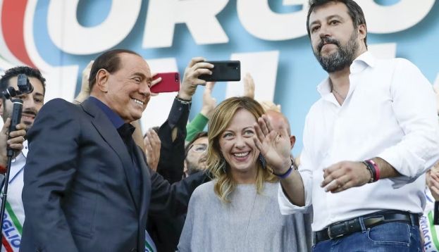 Malgré ses racines fascistes, le parti Fratelli d’Italia (Frères d’Italie) de Giorgia Meloni, ici entourée de Silvio Berlusconi et Matteo Salvini, a vu sa popularité augmenter rapidement à l’approche des élections législatives du 25 septembre. (AP Photo/Andrew Medichini)