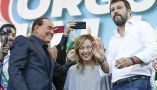 Malgré ses racines fascistes, le parti Fratelli d’Italia (Frères d’Italie) de Giorgia Meloni, ici entourée de Silvio Berlusconi et Matteo Salvini, a vu sa popularité augmenter rapidement à l’approche des élections législatives du 25 septembre. (AP Photo/Andrew Medichini)
