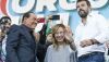 Malgré ses racines fascistes, le parti Fratelli d’Italia (Frères d’Italie) de Giorgia Meloni, ici entourée de Silvio Berlusconi et Matteo Salvini, a vu sa popularité augmenter rapidement à l’approche des élections législatives du 25 septembre. (AP Photo/Andrew Medichini)