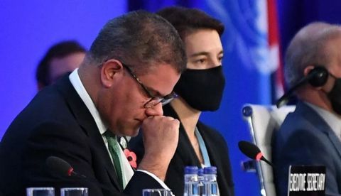 Alok Sharma, presidente de la COP26, llorando sobre el final.