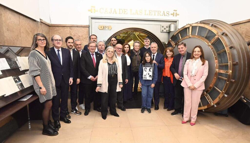 El ministro de Política Territorial y Memoria Democrática, Ángel Víctor Torres, junto a algunos de los participantes en el acto. / © lamoncloa.gob.es. Ministerio de la Presidencia.