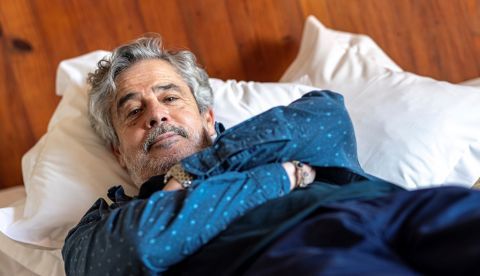 El director, guionista y actor español Carlos Iglesias posa para los fotógrafos durante la presentación de su nueva película "La suite nupcial", este jueves, en Toledo. 'La suite nupcial' propone asistir a un lío de faldas en clave de humor ambientado y rodado íntegramente en la ciudad manchega. EFE/ Ismael Herrero