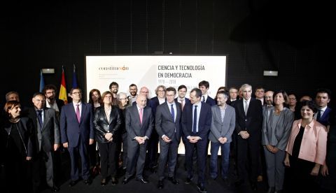 El ministro de Ciencia, Innovación y Universidades, Pedro Duque (centro d), ha inaugurado hoy en el MUNCYT la exposición "Ciencia y tecnología en Democracia. 1978-2018, 40 años de investigación e innovación en tiempos de la Constitución Española". EFE