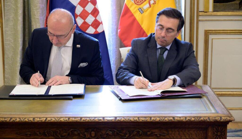 El ministro de Asuntos Exteriores, Unión Europea y Cooperación, José Manuel Albares, y su homólogo croata, Gordan Grlić Radman, durante la firma del acuerdo./ © lamoncloa.gob.es. Ministerio de la Presidencia.