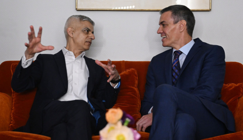 El presidente del Gobierno, Pedro Sánchez, en su encuentro con el alcalde de Londres, Sadiq Khan. | Pool Moncloa/Borja Puig. Teatro Real, Madrid - 28.4.2026