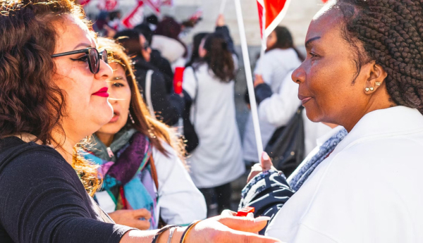 Dos mujeres en una manifestación en Madrid. Ismael San José/Shutterstock