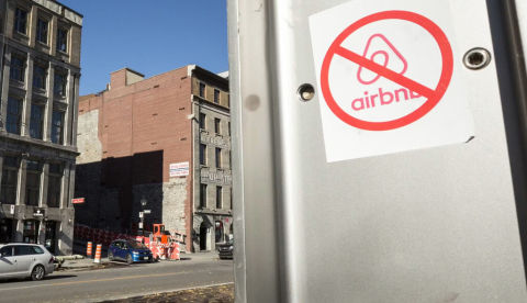 Señal de protesta contra Airbnb en Montreal, Canadá. BalkansCat/Shutterstock