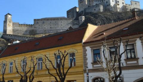  El castillo de Trenčín, en Eslovaquia. La ciudad es Capital Europea de la Cultura en 2026, junto con Oulu, en Finlandia. CC BY