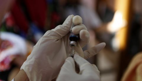 El riesgo de transmisión del VIH en parejas gais en las que sólo uno está infectado es cero si se sigue adecuadamente el tratamiento antirretroviral, según un estudio. EFE/Archivo 