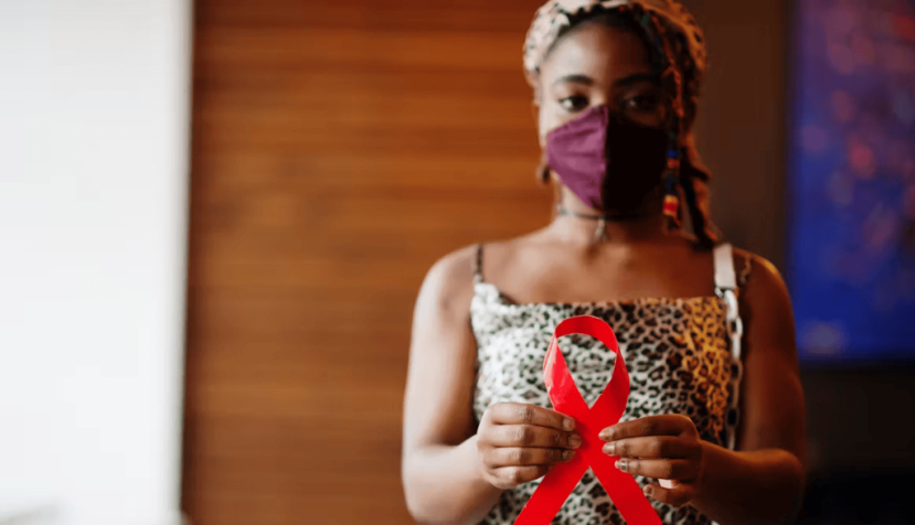 Les pairs éducatrices et éducateurs sont principalement des personnes (à partir de 15 ans) vivant avec le VIH ou fortement exposées au risque d’infection. AS photo family/Shutterstock