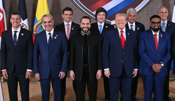 Donald Trump junto a, de izquierda a derecha, los líderes de Trinidad y Tobago (Kamla Persad-Bissessar), Paraguay (Santiago Peña), República Dominicana (Luis Abinader), El Salvador (Nayib Bukele), Guyana (Mohamed Irfaan Ali), Costa Rica (Rodrigo Chaves Robles), Ecuador (Daniel Roy Gilchrist Noboa Azín), (en segunda fila, de izquierda a derecha) Bolivia (Rodrigo Paz Pereira), Argentina (Javier Milei), Panamá (José Raúl Mulino), Honduras (Nasry "Tito" Asfura) y Chile (José Antonio Kast), en la inauguración de la cumbre "Escudo de las Américas" en Miami, Florida, el 7 de marzo de 2026. Saul Loeb/AFP
