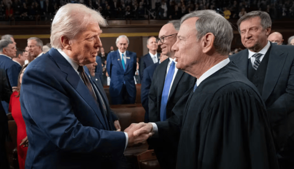 Donald Trump serre ici la main du juge en chef de la Cour suprême John Roberts, le 4 mars 2025 au Congrès. Classé parmi les conservateurs, ce dernier a rappelé à plusieurs reprises au président qu’il ne pouvait exiger la destitution des juges dont les décisions ne lui convenaient pas. Win McNamee/AFP
