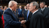 Donald Trump serre ici la main du juge en chef de la Cour suprême John Roberts, le 4 mars 2025 au Congrès. Classé parmi les conservateurs, ce dernier a rappelé à plusieurs reprises au président qu’il ne pouvait exiger la destitution des juges dont les décisions ne lui convenaient pas. Win McNamee/AFP