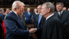 Donald Trump serre ici la main du juge en chef de la Cour suprême John Roberts, le 4 mars 2025 au Congrès. Classé parmi les conservateurs, ce dernier a rappelé à plusieurs reprises au président qu’il ne pouvait exiger la destitution des juges dont les décisions ne lui convenaient pas. Win McNamee/AFP