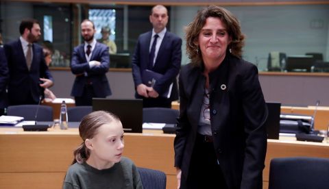 Bruselas (Bélgica), 05/03 / 2020.- La activista climática sueca Greta Thunberg (L) y la Ministra de Transición Ecológica y Reto Demográfico de España, Teresa Ribera (R) llegan a una reunión de ministros de medio ambiente de la UE en Bruselas, Bélgica, 05 de marzo de 2020. (Bélgica, España, Bruselas) EFE / EPA / OLIVIER HOSLET