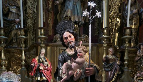 San José con el Niño (1677), Iglesia de Santa María la Blanca, Sevilla. Talla de Luisa Roldán. / Wikipedia.