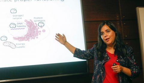 La científica chilena Fabiola Osorio, directora del Laboratorio de Inmunología y Estrés Celular del Instituto de Ciencias Biomédicas de la Facultad de Medicina de la Universidad de Chile, habla durante una rueda de prensa, este jueves, en Montevideo (Uruguay). EFE
