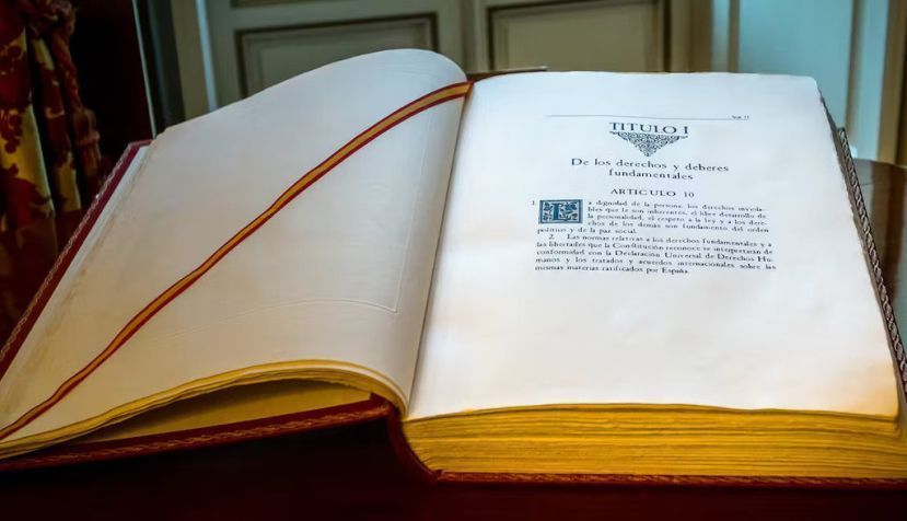 Ejemplar de la Constitución Española de 1978 expuesto en el interior del Palacio del Senado de España (Madrid). Barcex/Wikimedia Commons, CC BY-SA