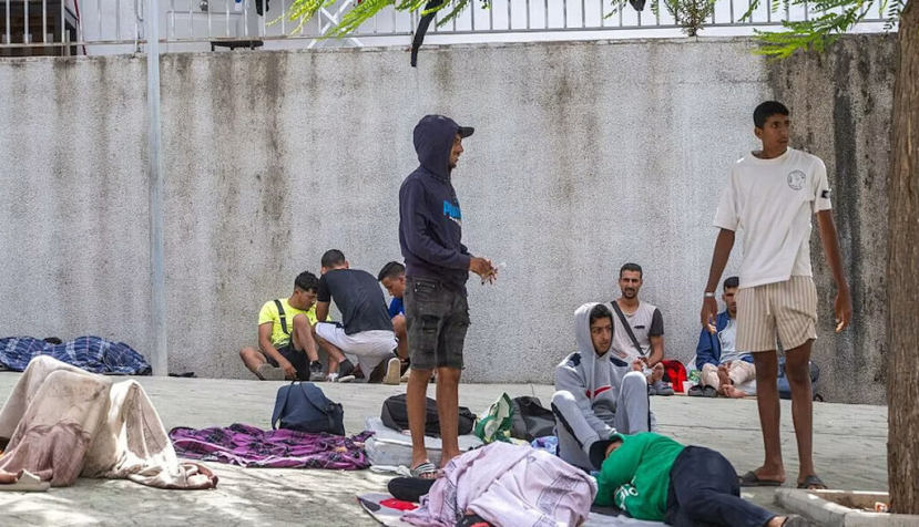  Jovenes deambulando, sentados y tumbados en una calle. Migrantes marroquíes en las calles de Ceuta el pasado 30 de agosto. RTVE