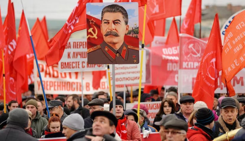 Ce sont essentiellement les sympathisants communistes qui brandissent volontiers les portraits de Staline en Russie, mais les autorités officielles diffusent un discours de plus en plus positif sur sa personne. Alexey Borodin/Shutterstock