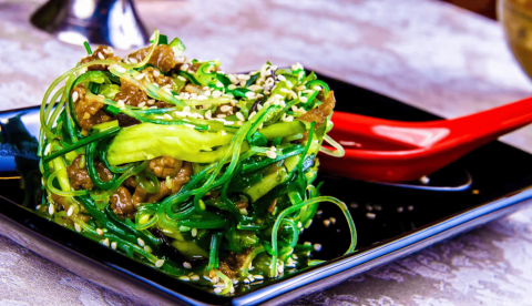 Plato preparado con algas wakame. vsl/Shutterstock