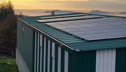 Instalación solar en uno de los tejados de la CMVMC de Tameiga. Bruno Dutto