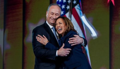 La simpática pareja y sus millonarios amigos
