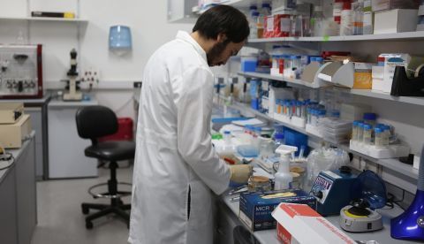 Un científico trabaja en el Laboratorio de Leucemia Linfoide Crónica del Instituto Pasteur de Montevideo este 10 de mayo de 2019 en Montevideo (Uruguay). EFE 	   