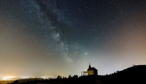 La Vía Láctea es visible una noche despejada sobre la capilla de Santa Ana cerca de Abasar (Hungría). EFE/ Peter Komka/Archivo 	   